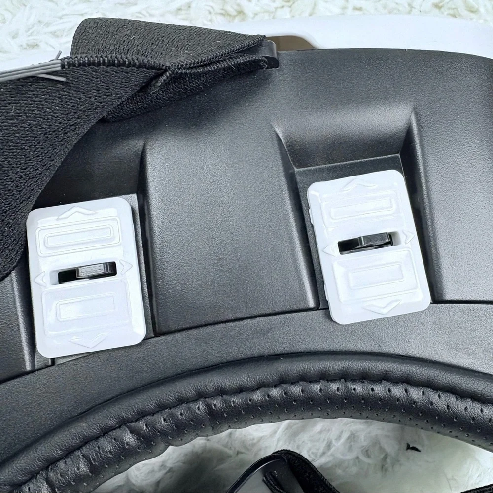 VR adjustable Headset in Black and White
